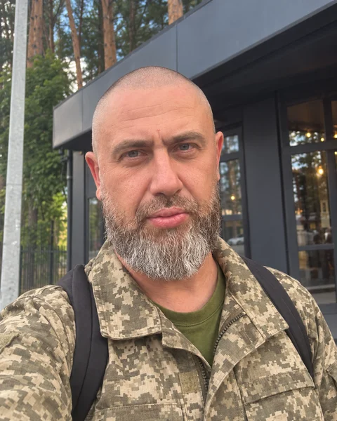Portrait of a war veteran and member of the foundation’s team, wearing a camouflage jacket.